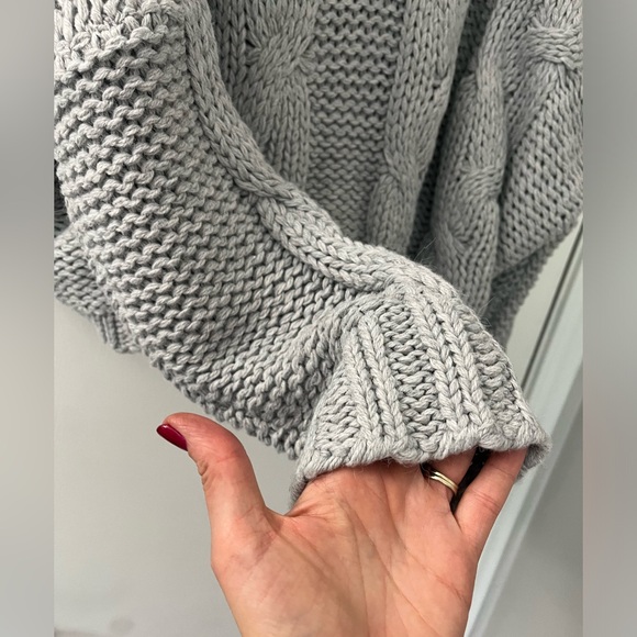 HYFVE Grey chunky cable knit cropped turtle neck sweater in medium - Picture 4 of 16